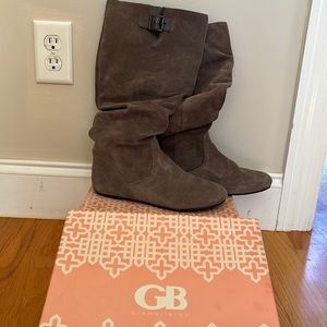 Like new , suede pull on boots